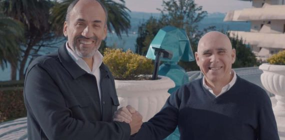 Sebastián Ceria y Manolo Higuera posan para Relevo en el Hotel Real de Santander.
