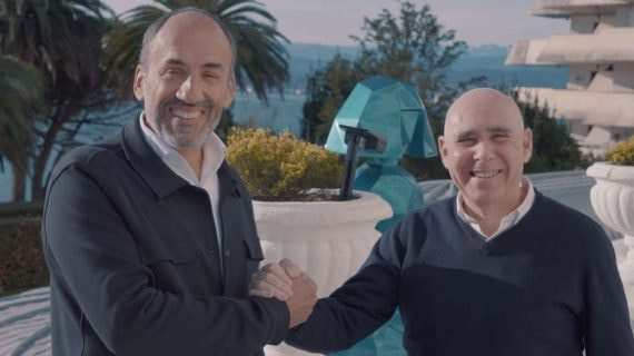 Sebastián Ceria y Manolo Higuera posan para Relevo en el Hotel Real de Santander.