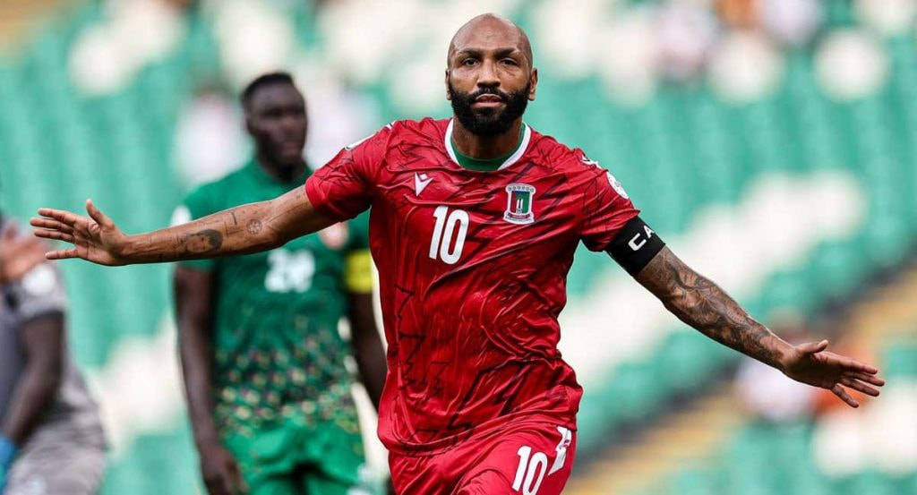 Emilio Nsue celebra uno de los tres goles que marcó frente a Guinea Bissau.