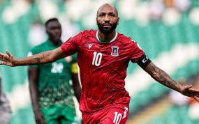 Emilio Nsue celebra uno de los tres goles que marcó frente a Guinea Bissau.