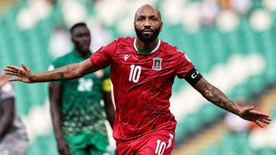 Emilio Nsue celebra uno de los tres goles que marcó frente a Guinea Bissau.