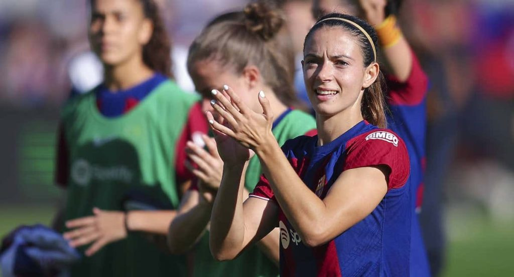 Aitana Bonmatí aplaude al público tras ganar El Clásico.