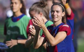 Aitana Bonmatí aplaude al público tras ganar El Clásico.