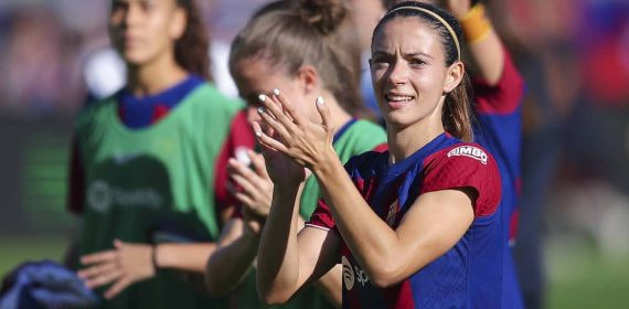 Aitana Bonmatí aplaude al público tras ganar El Clásico.