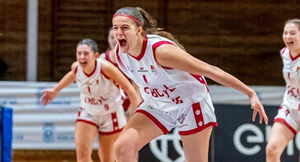 Amelia Alonso, celebra una canasta en la selección de Castilla y León.