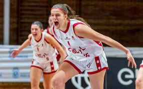 Amelia Alonso, celebra una canasta en la selección de Castilla y León.