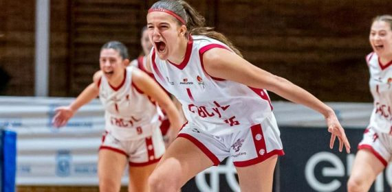 Amelia Alonso, celebra una canasta en la selección de Castilla y León.