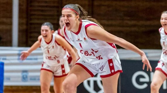 Amelia Alonso, celebra una canasta en la selección de Castilla y León.