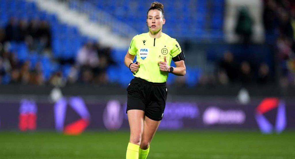 Olatz Rivera Olmedo, árbitra de la final de la Supercopa de España, durante el partido entre el Barça y el Levante en Leganés.