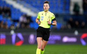 Olatz Rivera Olmedo, árbitra de la final de la Supercopa de España, durante el partido entre el Barça y el Levante en Leganés.