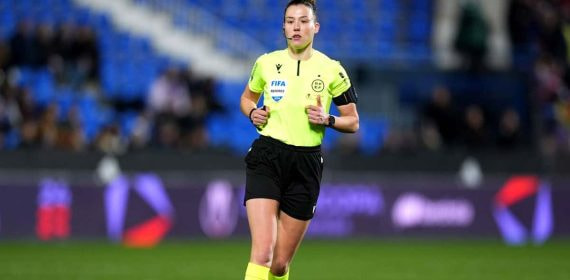 Olatz Rivera Olmedo, árbitra de la final de la Supercopa de España, durante el partido entre el Barça y el Levante en Leganés.