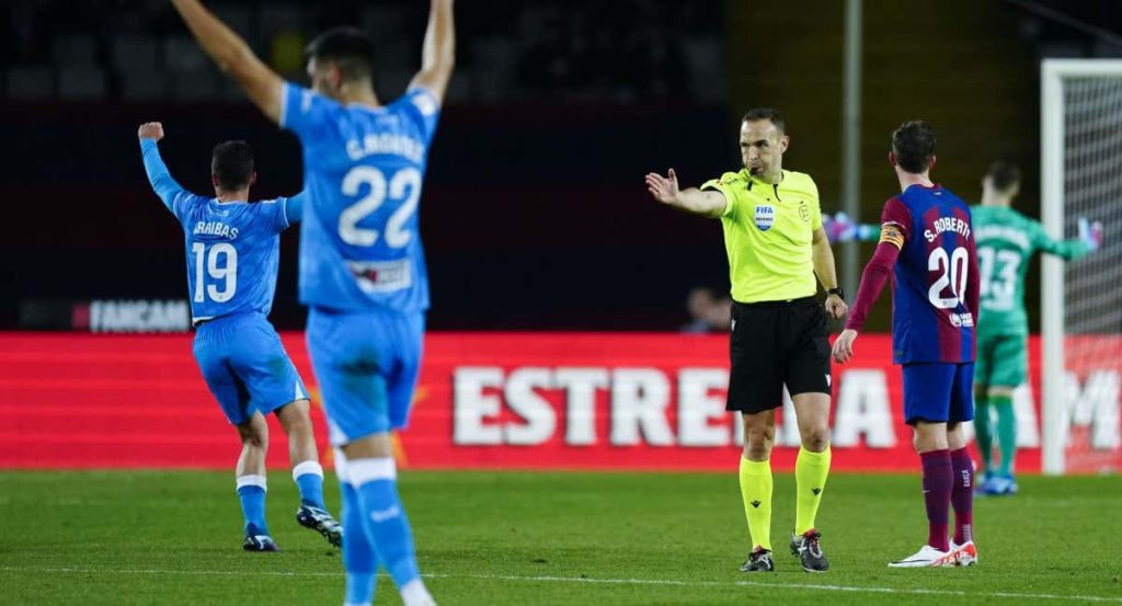 El árbitro Cuadra Fernández concede un gol al Almería tras la intervención del VAR en el partido de LaLiga frente al Barça.