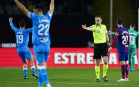 El árbitro Cuadra Fernández concede un gol al Almería tras la intervención del VAR en el partido de LaLiga frente al Barça.