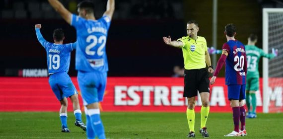 El árbitro Cuadra Fernández concede un gol al Almería tras la intervención del VAR en el partido de LaLiga frente al Barça.