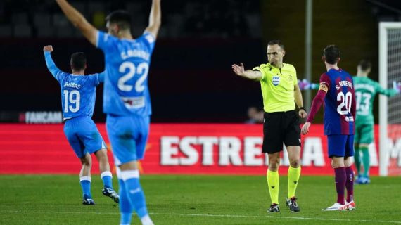 El árbitro Cuadra Fernández concede un gol al Almería tras la intervención del VAR en el partido de LaLiga frente al Barça.