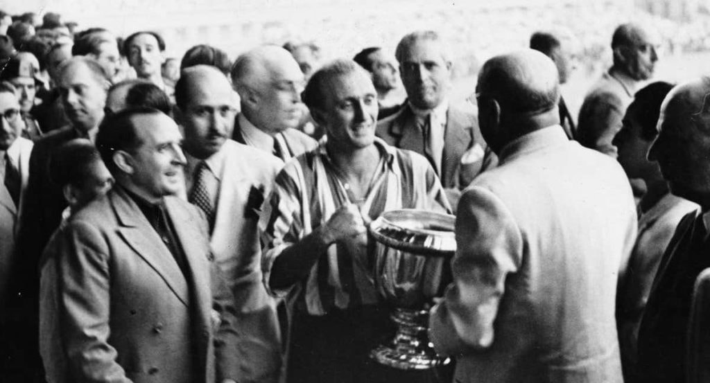 El Athletic con la Copa del Generalísimo, antigua Copa del Rey, ganada en 1945.