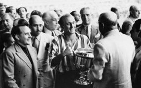 El Athletic con la Copa del Generalísimo, antigua Copa del Rey, ganada en 1945.