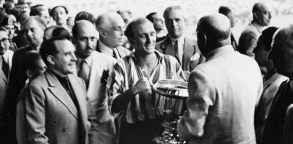 El Athletic con la Copa del Generalísimo, antigua Copa del Rey, ganada en 1945.