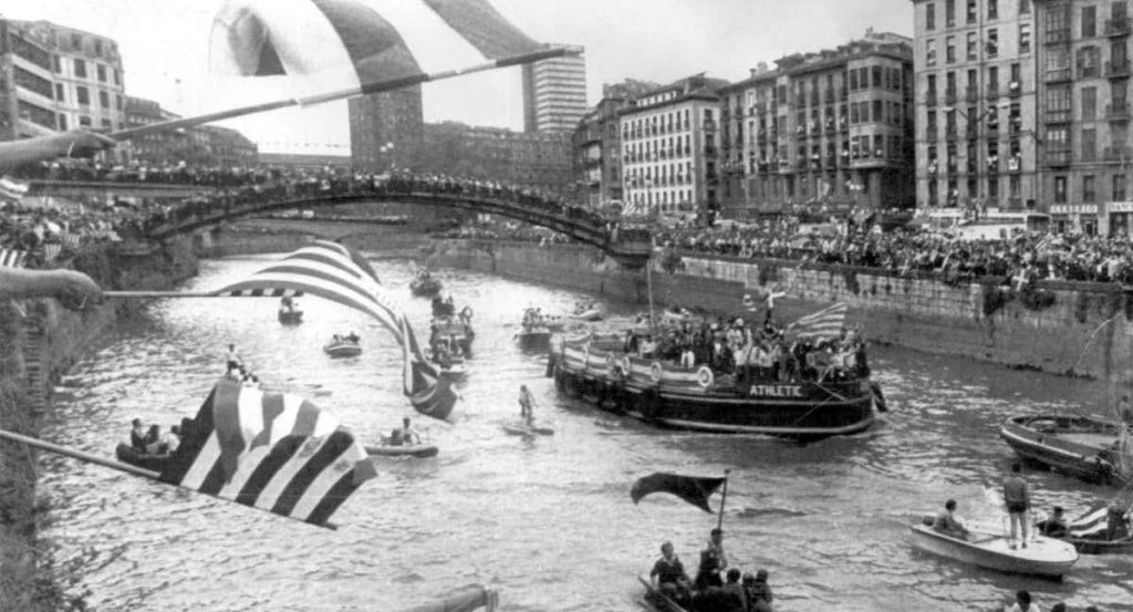 El Athletic saca la gabarra después de ganar la Liga de 1983.