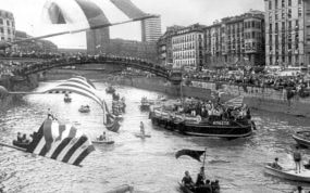 El Athletic saca la gabarra después de ganar la Liga de 1983.