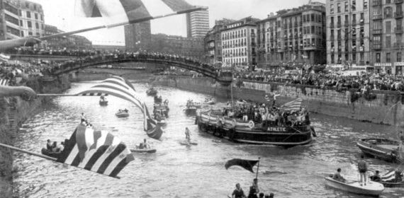 El Athletic saca la gabarra después de ganar la Liga de 1983.