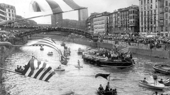 El Athletic saca la gabarra después de ganar la Liga de 1983.