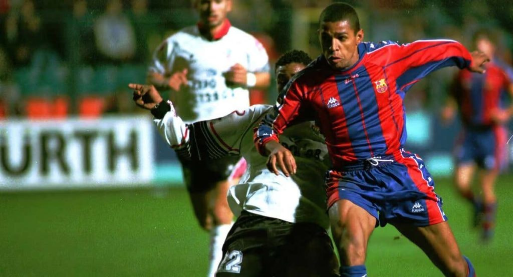 Sonny Anderson, del Barça, pelea por un balón con Rogério, del Salamanca.