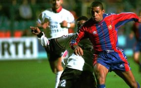 Sonny Anderson, del Barça, pelea por un balón con Rogério, del Salamanca.