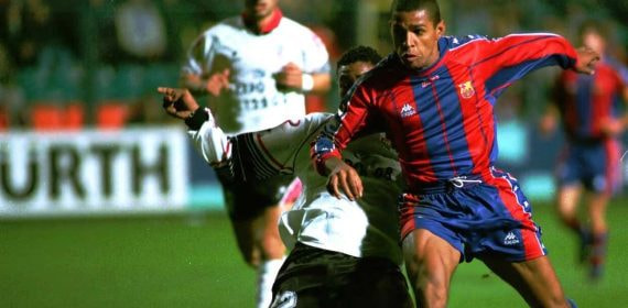 Sonny Anderson, del Barça, pelea por un balón con Rogério, del Salamanca.