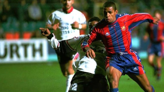 Sonny Anderson, del Barça, pelea por un balón con Rogério, del Salamanca.
