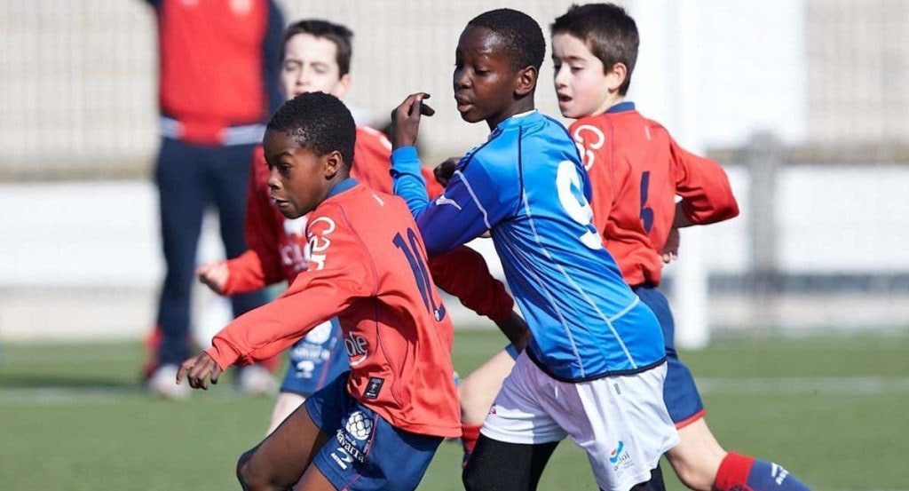 Adama Boiro, de azul, pelea por un balón junto al por entonces osasunista Nico Williams.