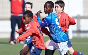 Adama Boiro, de azul, pelea por un balón junto al por entonces osasunista Nico Williams.