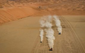 Varios camiones y coches, durante una etapa en el Empty Quarter en el Rally Dakar 2023.