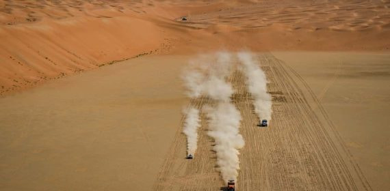 Varios camiones y coches, durante una etapa en el Empty Quarter en el Rally Dakar 2023.