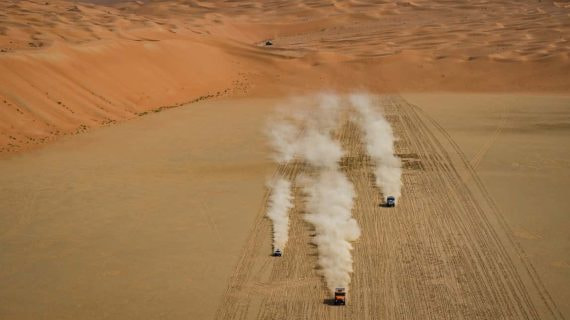 Varios camiones y coches, durante una etapa en el Empty Quarter en el Rally Dakar 2023.