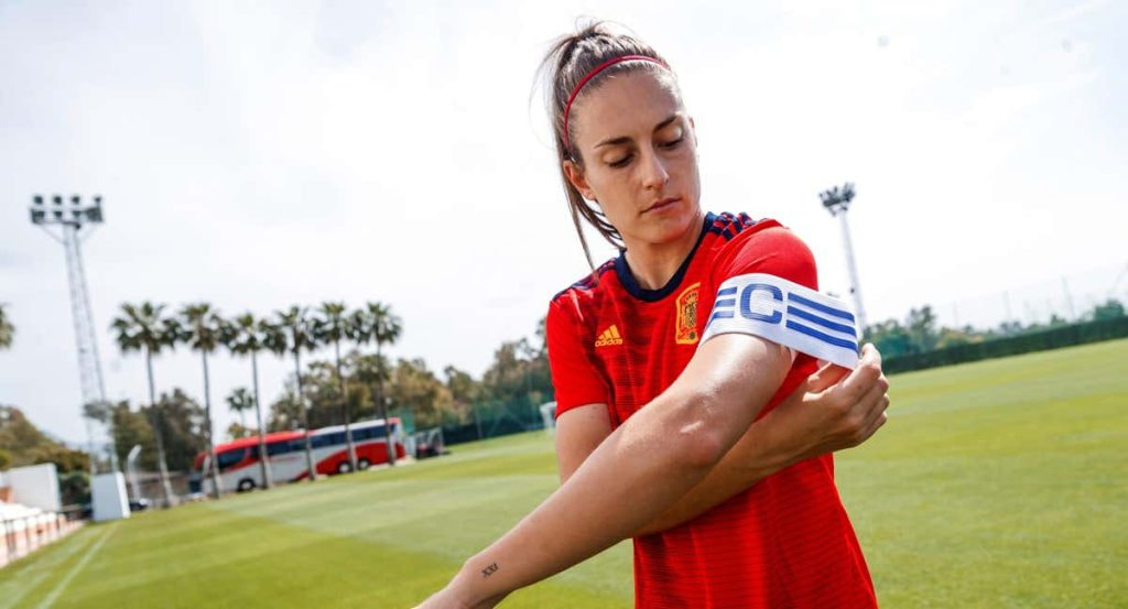 Alexia Putellas, luciendo el brazalete de la capitana de la Selección.