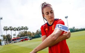 Alexia Putellas, luciendo el brazalete de la capitana de la Selección.