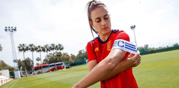 Alexia Putellas, luciendo el brazalete de la capitana de la Selección.