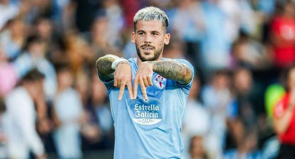 Carles Pérez celebrando un gol con el Celta.