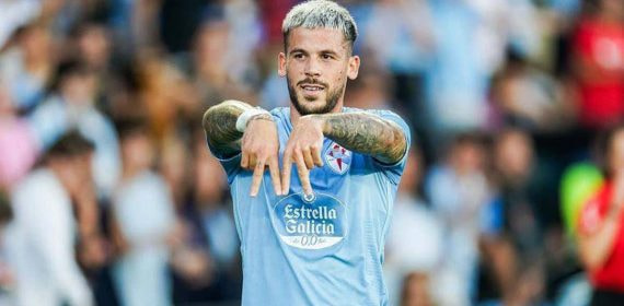 Carles Pérez celebrando un gol con el Celta.