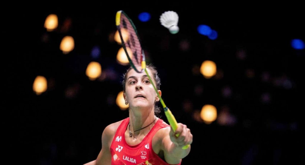 Carolina Marín hace una volea en un partido de bádminton.