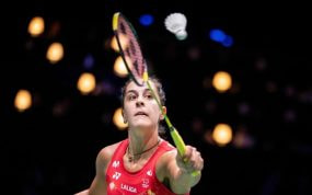 Carolina Marín hace una volea en un partido de bádminton.