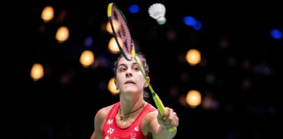 Carolina Marín hace una volea en un partido de bádminton.