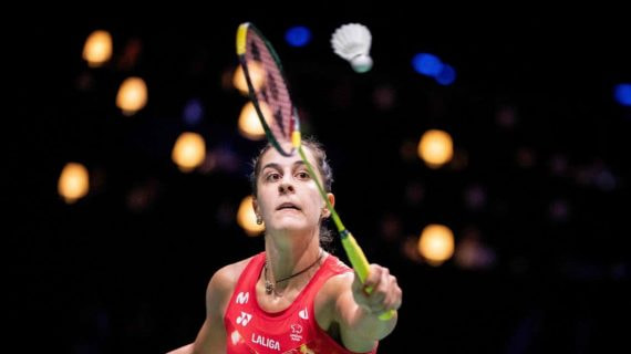 Carolina Marín hace una volea en un partido de bádminton.