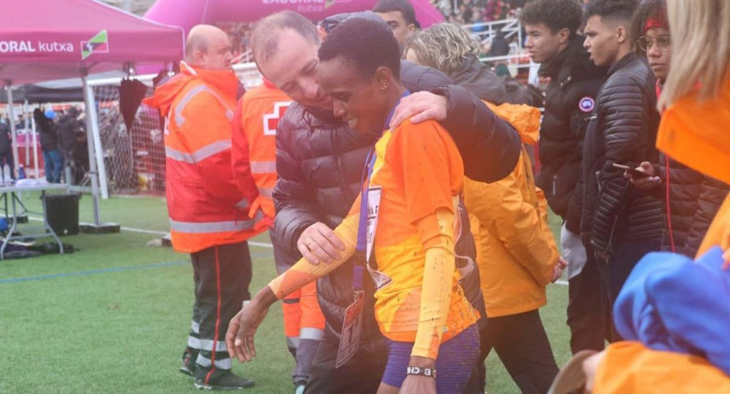 Zigor Díez felicita a Beatrice Chebet tras la victoria conseguida en el cross de Elgoibar.
