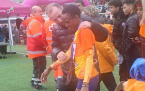 Zigor Díez felicita a Beatrice Chebet tras la victoria conseguida en el cross de Elgoibar.