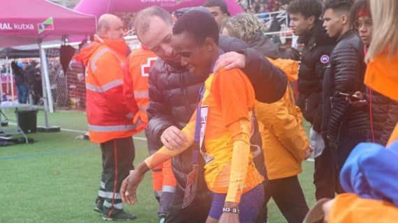 Zigor Díez felicita a Beatrice Chebet tras la victoria conseguida en el cross de Elgoibar.