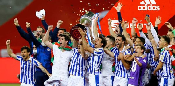El Real Sociedad celebrando su victoria de la Copa del Rey.