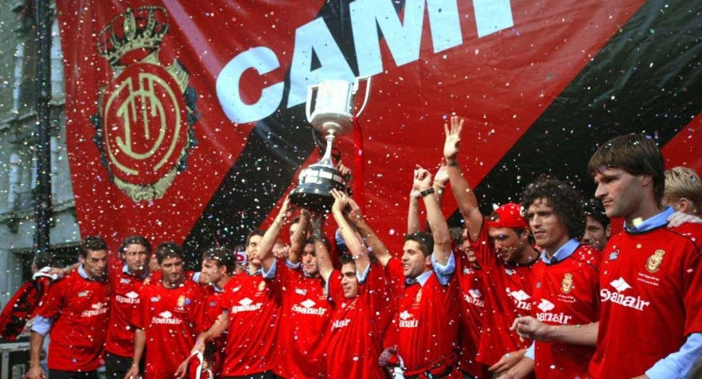 El Mallorca celebra la Copa del Rey ganada en 2003.