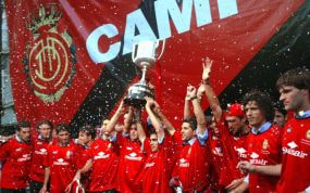 El Mallorca celebra la Copa del Rey ganada en 2003.